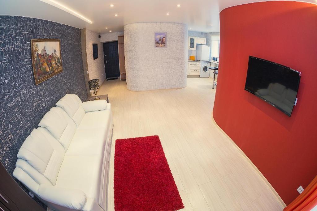Квартиры посуточно красноярск северный. Home Красноярск. Элит отель ковров. Элита отель Томск. Фиолетовые Люкс номера в отеле.